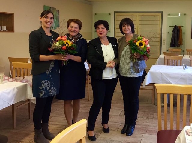 Gerlinde Hutter und Anna Harrer gratulieren herzlich. | Foto: WKO Weiz