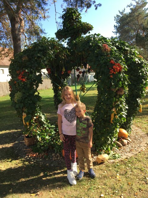 Sophie und Samuel bei der Erntekrone in Strebersdorf