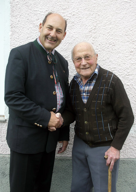 Bürgermeister Johann Baumann gratulierte Max Holzinger | Foto: Gemeinde