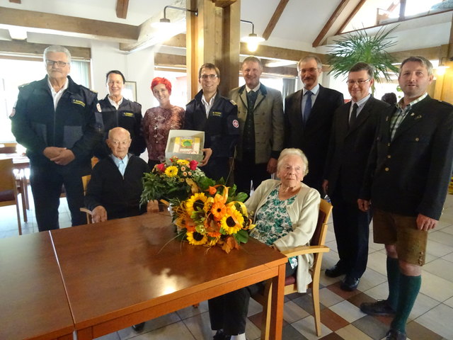 v.l.n.r. stehend ASB Landespräsident Scherling, ASB Landespräsident Stv. Sommer, Pflegedienstleiterin Spreng, Heimleiter Mag. Rauch, Bgm. Gappmayer, BH-Stv. Dr. Motzka, Dechant Dr. Danner und Bgm. Rauter. vorne sitzend Jubilar Heinrich Köhler und Gattin