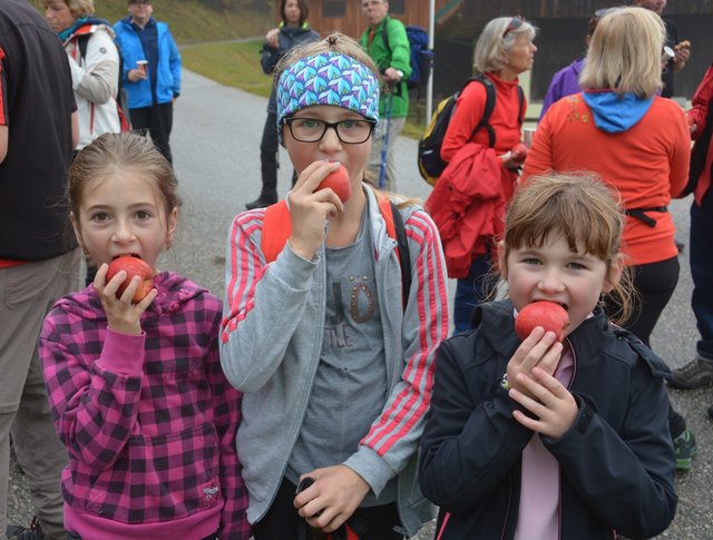 Die kleinen Wanderbegeisterten stärken sich entlang der Wanderstrecke mit einem gesunden Apfel