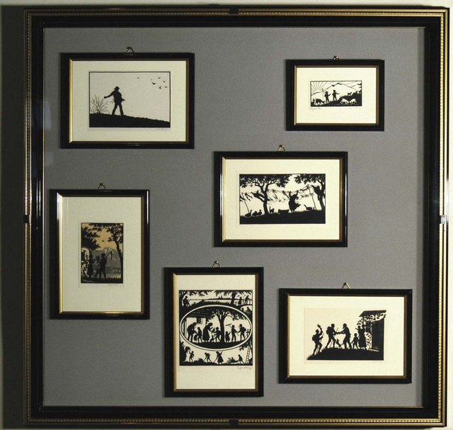 Bildvitrine „Landleben“ mit dem bekanntesten Scherenschnitt von Josefine Allmayer; „Die Wäscherin“. | Foto: Museum Kierling