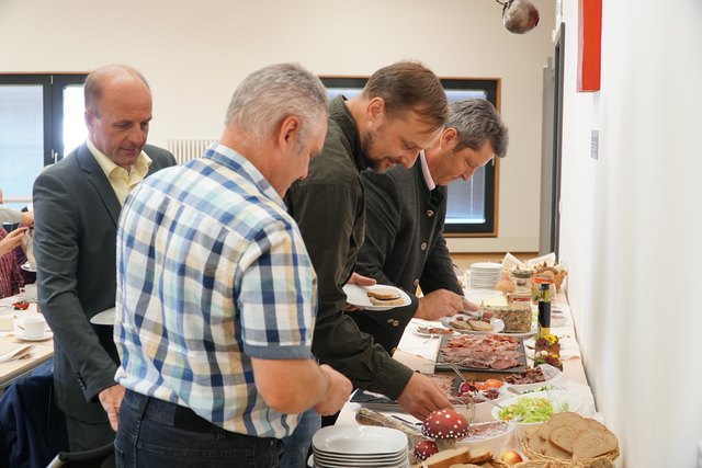 Ja das schmeckt: Das Frühstücksbuffet wurde gerne genützt.