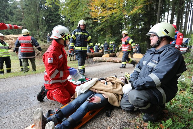 In Frankenburg übten die freiwilligen Helfer die Rettung Verletzter nach einem Forstunfall. | Foto: ÖRK