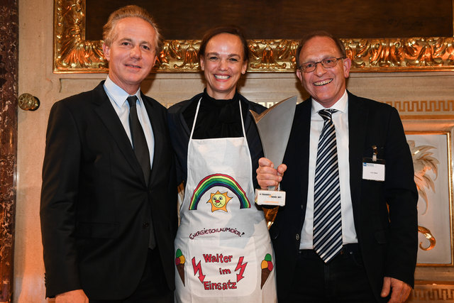Georg Kapsch, Präsident der Industriellenvereinigung Österreich, Bildungsministerin Sonja Hammerschmid und Walter Baierl. Der Pädagoge schenkte der Bildungsministerin eine Kindergartenschürze. | Foto: KK