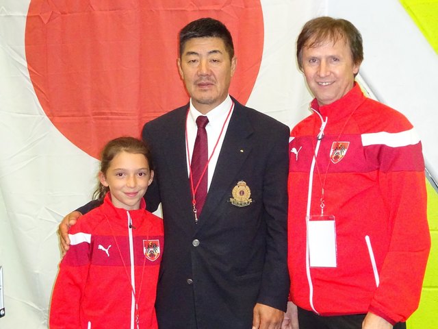 Die erfolgreiche Jungsportlerin Gloria Heck, Genzo Iwata, Präsident der World Shitoryu Karate Federation, und Drago Mezga (v.l.). | Foto: KK