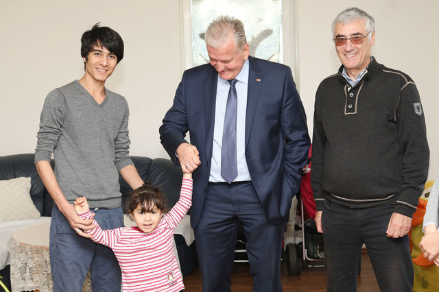 Al Jebur mit Tochter, LR Franz Schnabl, STR KR Karl Heinz Klement. | Foto: z.V.g. Herbert Käfer