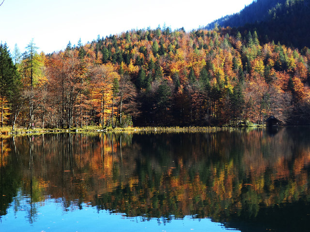 Farbenpracht und Stille am See