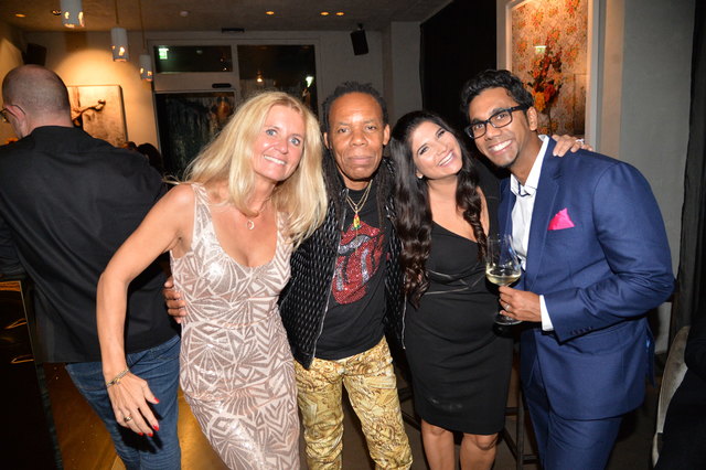 Die Partygäste feierten zu Musik von Greg Bannis (2.v.l.), dem Sänger der legendären Band "Hot Chocolate". | Foto: Korp