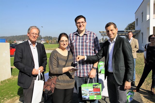Werner Kirchsteiger und Bernd Kohlbacher (außen) beglückwünschen Claudia und Sebastian Sattmann zum neuen Zuhause.