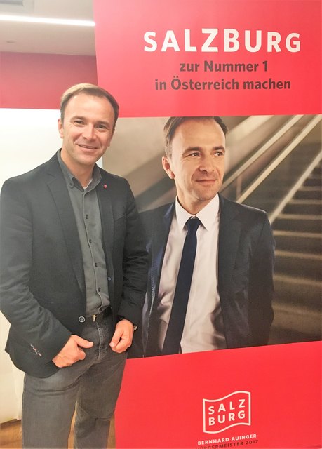 SPÖ-Bürgermeisterkandidat Bernhard Auinger vor seinem Wahlplakat | Foto: SPÖ
