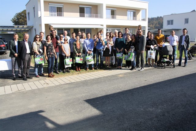 Bernd Kohlbacher und Werner Kirchsteiger (links) bei der Schlüsselübergabe an die Besitzer der Doppel- und Reihenhäuser Am Moßanger.