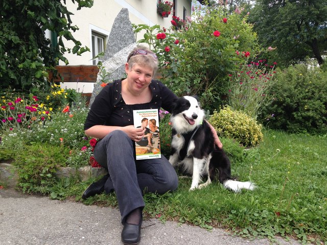 Auf den Hund gekommen! Freizeitassistentin Monika Wegscheider und Hund Stella begleiten auf Wunsch Menschen mit Behinderungen in ihrer Freizeit.
