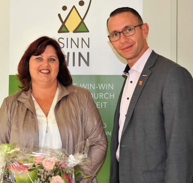Zum Jubiläum präsentierte Claudia Schenner-Klivinyi das neue Logo von SinnWin, Stefan Helmreich gratulierte. | Foto: ´Neubauer