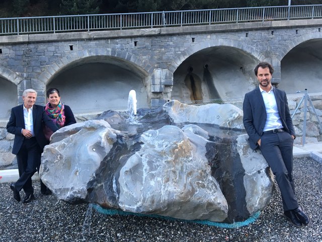 Dieser prächtige Stein wurde zu einem Gedenkbrunnen verarbeitet. Bgm. Georg Dornauer (re.), Stein-Finder Erwin Jordan und GV Sigrid Jordan setzten die Idee in die Tat um! | Foto: privat