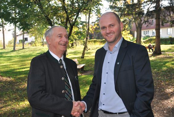 v.l.n.r.: Mag. Gerhard Janovsky (Direktor der BHAK/BHAS Wiener Neustadt) und Mag.(FH) Mag.iur Peter Erlacher, Chief Operating Officer der FH Wiener Neustadt