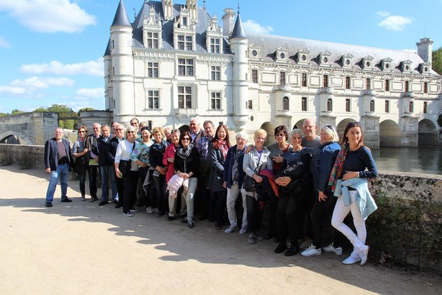 Teilnehmer der Bildungsreise des Salzburger Wirtschaftsverbandes vor dem Schloss Chenonceaux