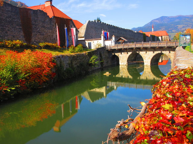 immer wieder ein Augenschmaus, Herbst in der Burgenstadt Friesach mit dem einzigen wasserführenden Stadtgraben im deutschsprachigen Raum.