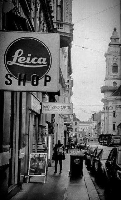 Immer wenn ich mir Bilder der alten Meisterfotografen anschaue die mit ihrer LEICA faszinierende Bilder gemacht haben, wünschte ich mir auch einmal mit einer LEICA fotografieren zu können. Leider ist es für mich ein unerreichbarer Traum......
