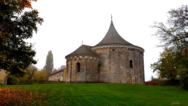 Rundkapelle - hl. Johannes der Täufer     Der romanische Rundbau wurde 1200 errichtet. Die ursprüngliche Funktion ist jedoch nicht eindeutig geklärt.Sicher erscheint jedoch, dass es ein Hospiz an der Pilgerroute ins Heilige Land, errichtet von den Tempelrittern, war.