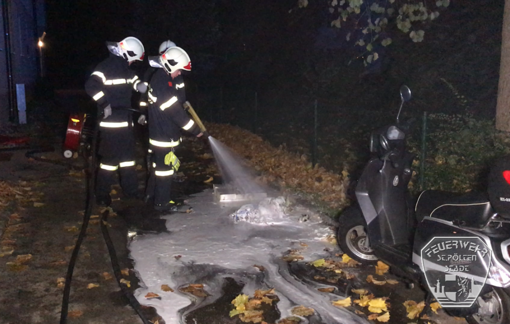 Das Brandgut wurden ins freie gebracht und abgelöscht. (www.feuerwehr-stpoelten.at)