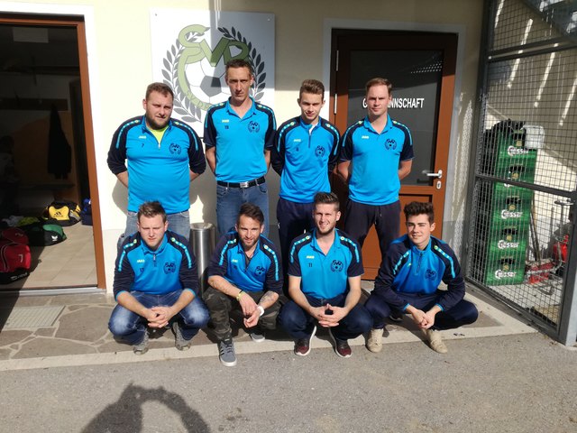 Fühlen sich in der Draschitzer Fußballfamilie wohl: SV  Konrad Schmid, Christian Proprentner, Philipp Abuja, Luca Katholnig (stehend); Florian Kaiser, Daniel Ventre, Christoph Schnabl, Mario Smole (hockend) | Foto: SV Draschitz