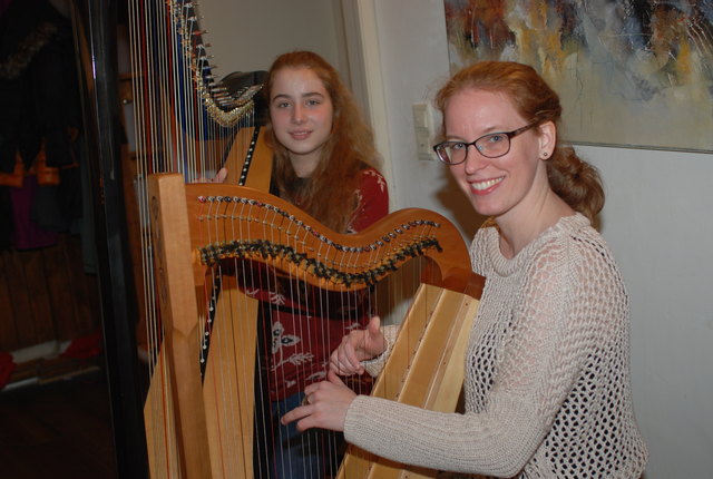 Sarah Sonnberger an der Volksharfe mit Eva-Maria Wallisch an der Hakenharfe