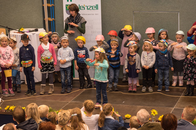Lustige und unterhaltsame Darbietungen der Kinder auf der Bühne regten zahlreiche Festbesucher zum Schmunzeln an.