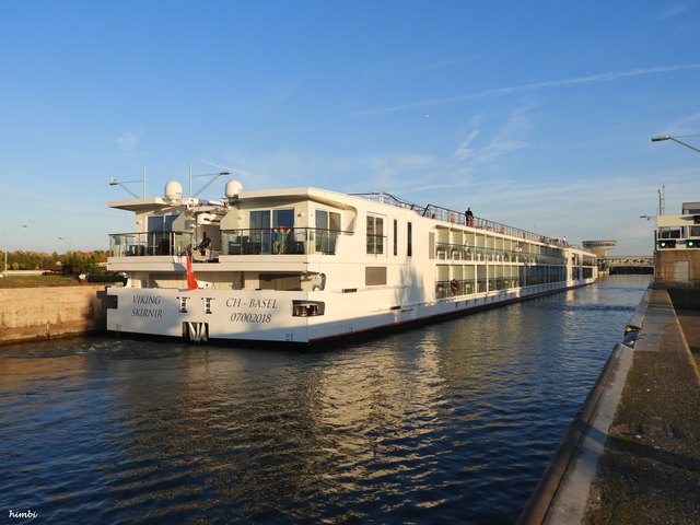 ...und fährt in die Schleuse
