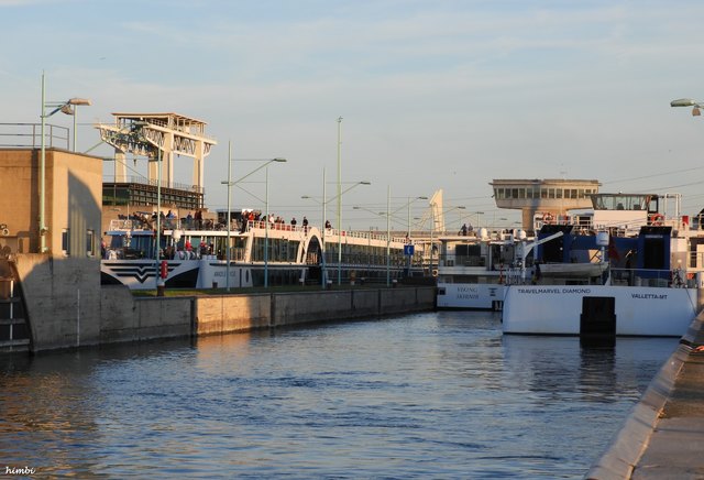 ..und fährt ebenfalls in die Schleuse. Auf der anderen Seite fährt ein Schiff aus der Schleuse heraus.