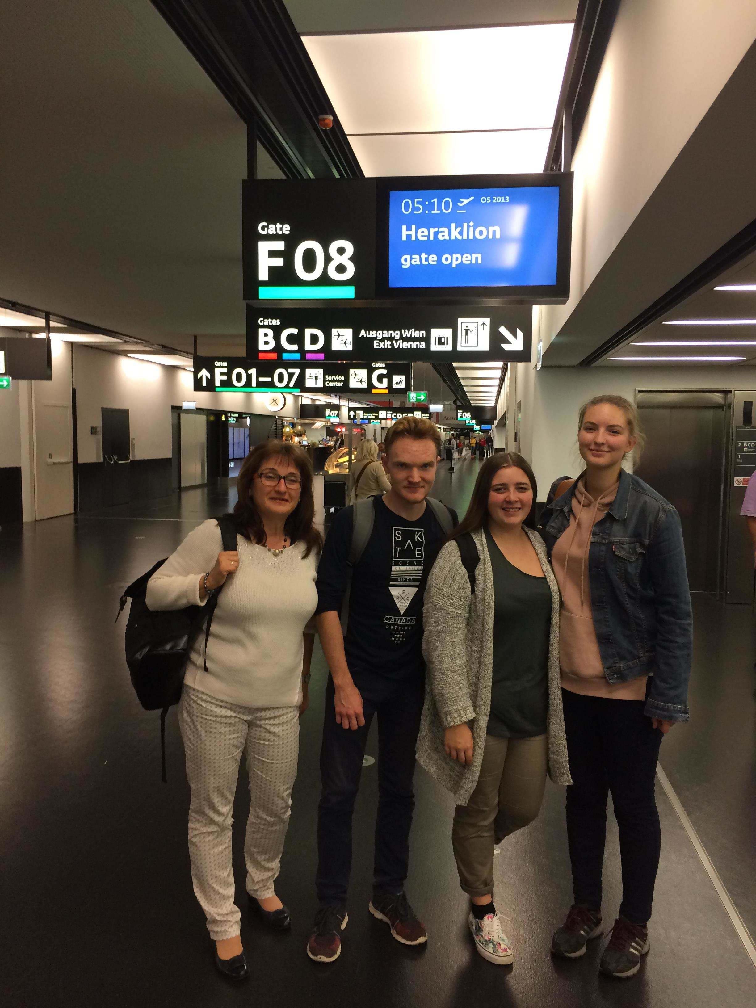Mag. Irene Pühringer, Benjamin Olejniczak, Simone Mistlberger und Laura Pichler reisen nach Kreta