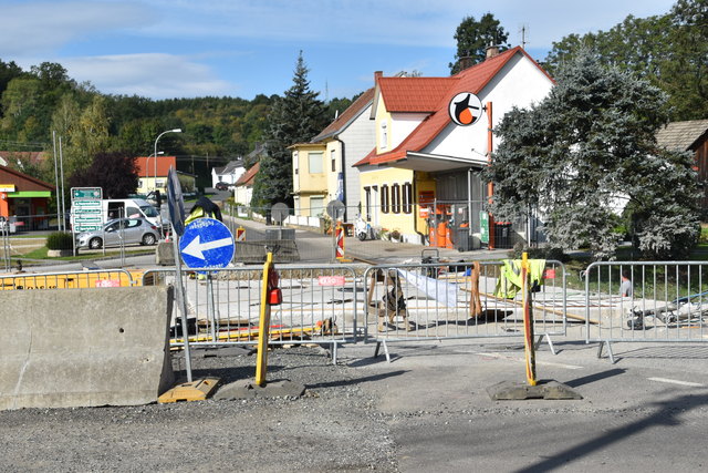 Derzeit führt der Verkehr über eine Behelfsbrücke.