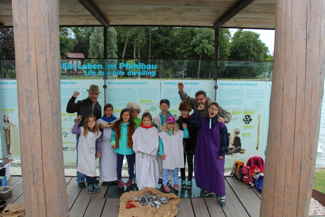 Der Verein "Pfahlbau am Attersee" rund um Gerald Egger (hinten r.) bietet unter anderem Spezialführungen für Kinder an. | Foto: Verein Pfahlbau am Attersee