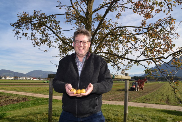 Matthias Seidl mit seiner Birnen-Ausbeute.