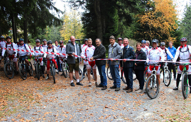 Neue Mountainbikestrecke freigeben, mit Bgm Haans Weiglhofer (M. re.), TV-Pöllau Obmann Hans Jürgen Pailer (M. li.) und Christoph Kneißl (M.).