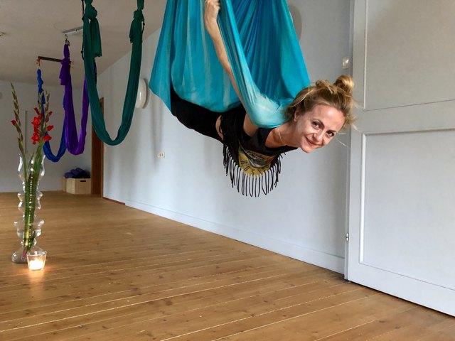 Die Bischofshofenerin "Malu Magics" lädt z.B. zum sogenannten Aerial Yoga – dem fliegenden Yoga – in Tüchern ein.