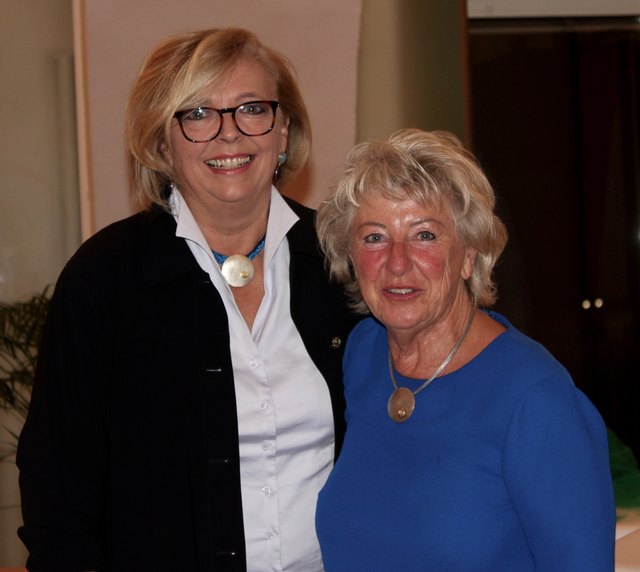 Neue Soroptimist Club Steyr Präsidentin, Maria Furtner (li.), mit der scheidenden Präsidentin, Ingrid Weinwurm.