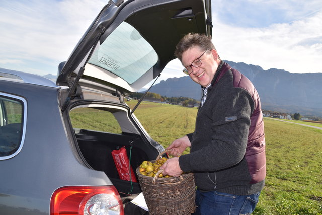 Matthias Seidl mit seiner Birnen-Ausbeute.