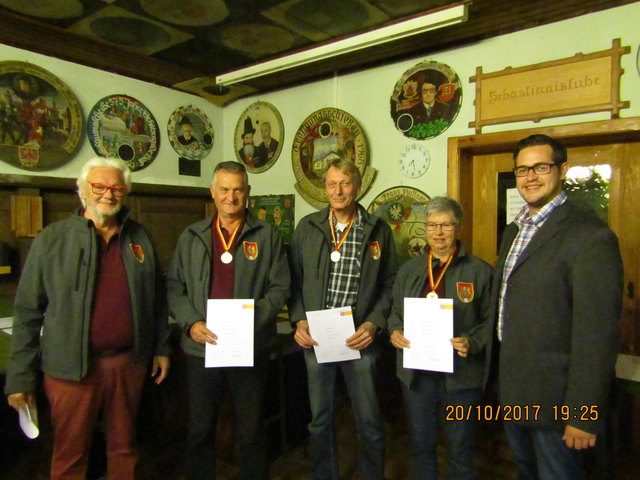 KK Gewehr stehend aufgelegt, 2. Karl Steinlechner, 1. Hobl Günter, 3. Sigrid Steinlechner