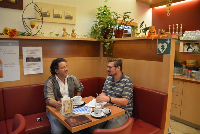 Gemütliches Kaffee-Plauscherl: Pizzeria-Betreiber Kamal Hechmi und Redakteur Roland Mayr beim Business Brunch in Wieselburg. | Foto: privat