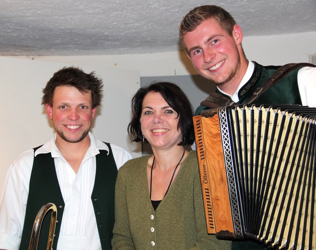 Die bekannte Tiroler Autorin Irene Prugger las im Metzgerhaus aus ihren Almgeschichten und freute sich mit den Musikanten Hubert Girstmair (li.) und Josef Seiwald über einen gelungenen Abend. | Foto: Nadine Haslauer