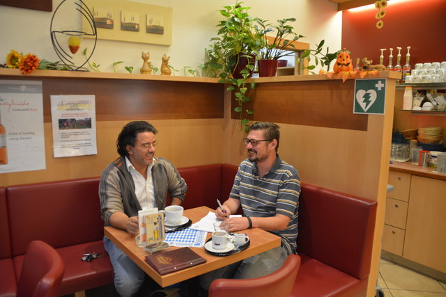 Gemütliches Kaffee-Plauscherl: Pizzeria-Betreiber Kamal Hechmi und Redakteur Roland Mayr beim Business Brunch in Wieselburg. | Foto: privat