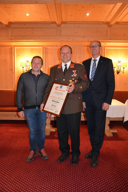 Bgm. Anton Mattle (re.) und Vizebgm. Hermann Huber (li.) überreichten Franz Türtscher das Silberne Ehrenzeichen der Gemeinde Galtür. | Foto: Alfons Sonderegger