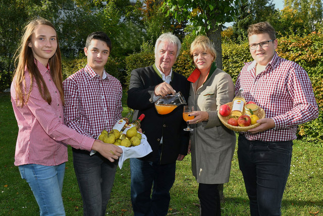 Anna Steiner, Stefan Holzinger, Direktor Gerhard Altrichter, Bildungs-Landesrätin Barbara Schwarz und Moritz Hofmarcher. | Foto: Jürgen Mück