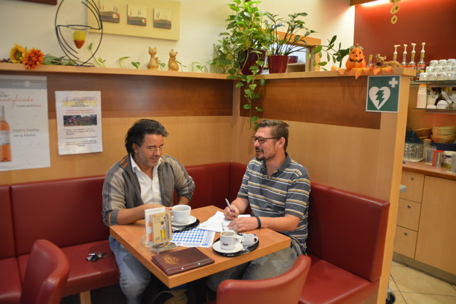 Gemütliches Kaffee-Plauscherl: Pizzeria-Betreiber Kamal Hechmi und Redakteur Roland Mayr beim Business Brunch in Wieselburg. | Foto: privat
