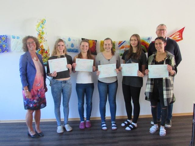Die Schülerinnen des Elisabethinums mit ihren Lehrern. | Foto: HLW Elisabethinum