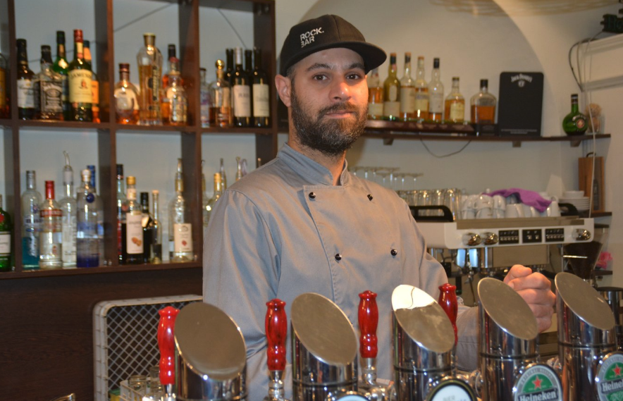 Rami Abu Zahra in der Grillbar in Amstetten.