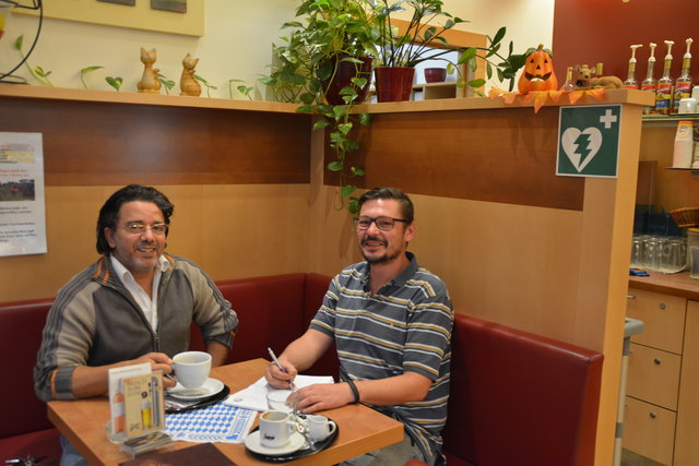 Gemütliches Kaffee-Plauscherl: Pizzeria-Betreiber Kamal Hechmi und Redakteur Roland Mayr beim Business Brunch in Wieselburg. | Foto: privat