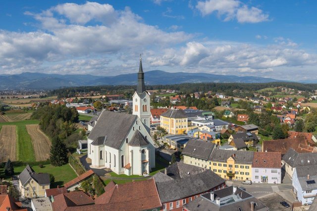 Die heuer sanierte Pfarrkirche von Groß St. Florian fügt sich jetzt besonders elegant in das Ortsbild ein. | Foto: Christian Freydl, Fliegende Kamera