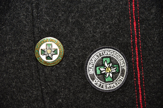 Das „Grüne Kreuz“ – das Ehrenzeichen des Alpenvereines für Rettung aus Bergnot.